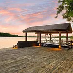 Ferienhaus Large Luxury Lakeside To Sleep 10 People