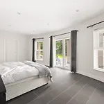 Large Luxury Lakeside To Sleep 10 People Ferienhaus