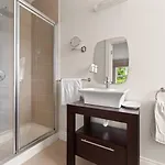 Ferienhaus Large Luxury Lakeside To Sleep 10 People