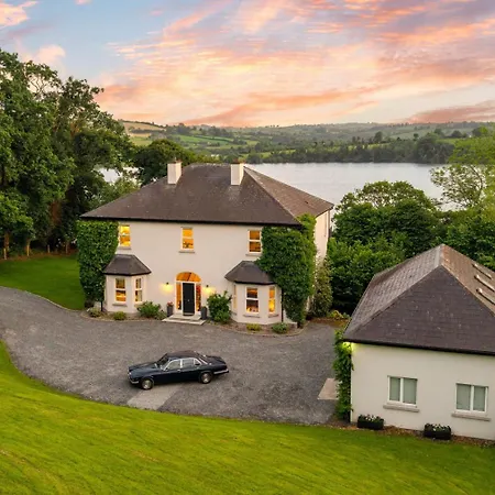 Large Luxury Lakeside To Sleep 10 People Vakantiehuis *