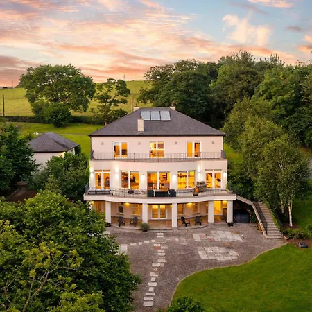 Large Luxury Lakeside To Sleep 10 People