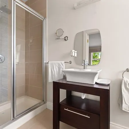 Vakantiehuis Large Luxury Lakeside To Sleep 10 People