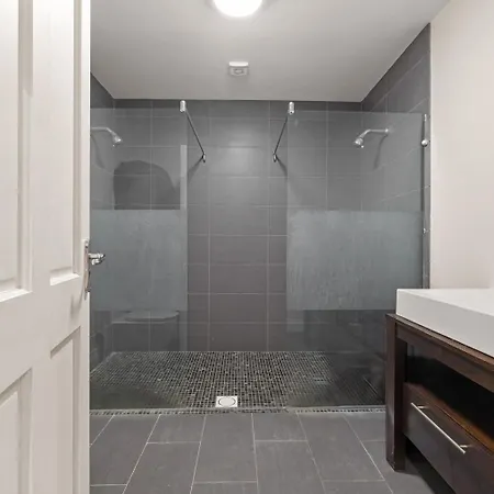 Large Luxury Lakeside To Sleep 10 People