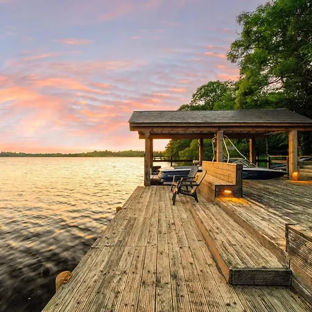 Large Luxury Lakeside To Sleep 10 People
