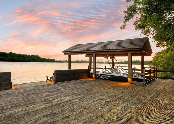 Prázdninový dům Large Luxury Lakeside To Sleep 10 People