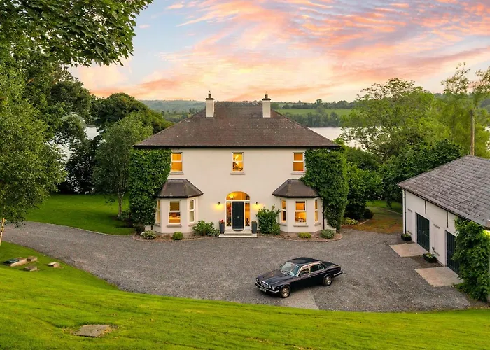 Prázdninový dům Large Luxury Lakeside To Sleep 10 People Shercock