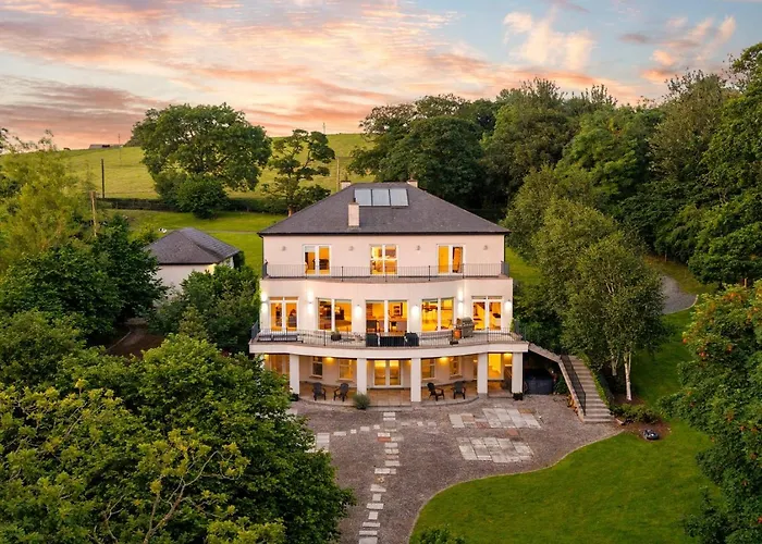 Large Luxury Lakeside To Sleep 10 People