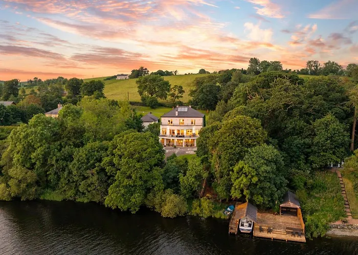 Prázdninový dům Large Luxury Lakeside To Sleep 10 People *