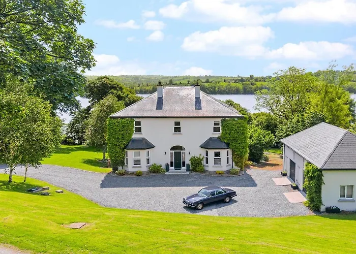 Large Luxury Lakeside To Sleep 10 People *