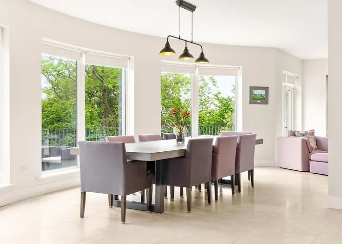 Large Luxury Lakeside To Sleep 10 People *