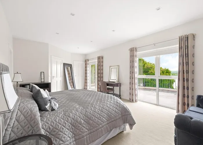 Prázdninový dům Large Luxury Lakeside To Sleep 10 People Shercock