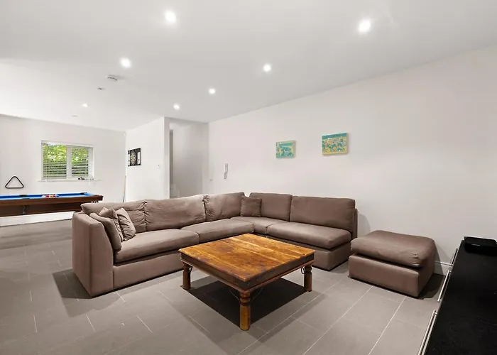 Large Luxury Lakeside To Sleep 10 People