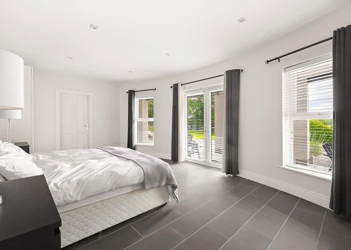 Large Luxury Lakeside To Sleep 10 People Prázdninový dům