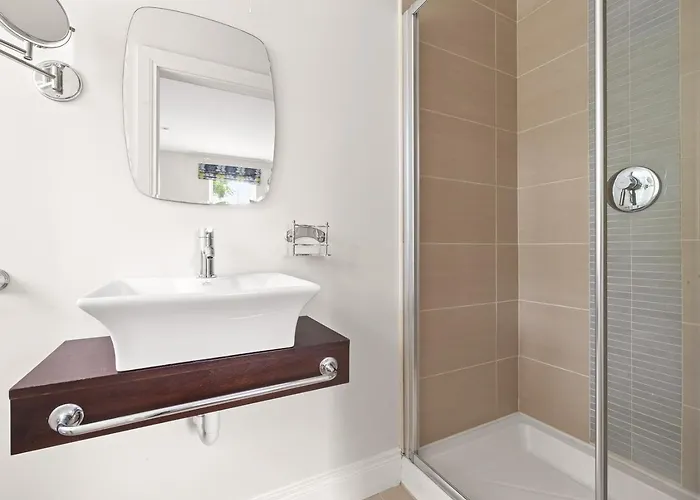 Large Luxury Lakeside To Sleep 10 People * Shercock