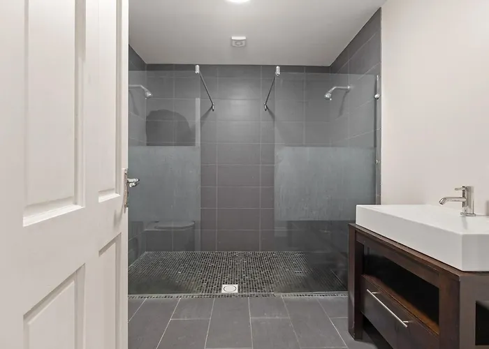 Large Luxury Lakeside To Sleep 10 People