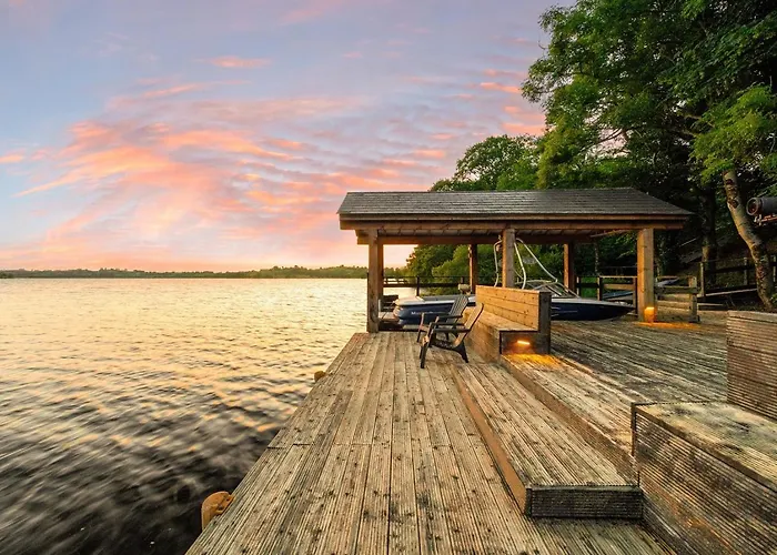 Large Luxury Lakeside To Sleep 10 People